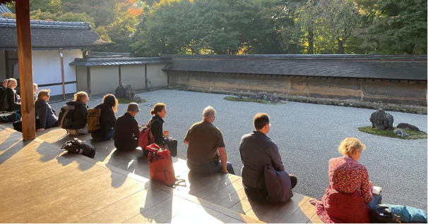 Zen.nl, Zen, meditatie, leren mediteren, kijken, Kyoto, zentuin, Japan, schoonheid, rust, concentratie, vertragen, grind, esthetiek, boeddhisme, perspectief, ruimte